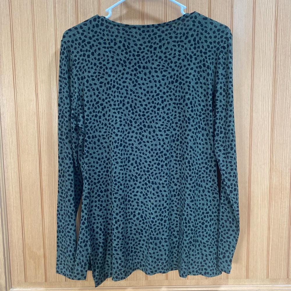 Lisa Rinna Collection Green Leopard Print Top - Picture 6 of 9